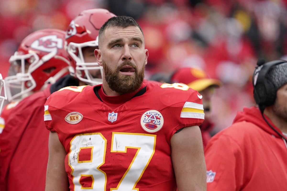 Chiefs' Andy Reid and Travis Kelce hash things out after sideline