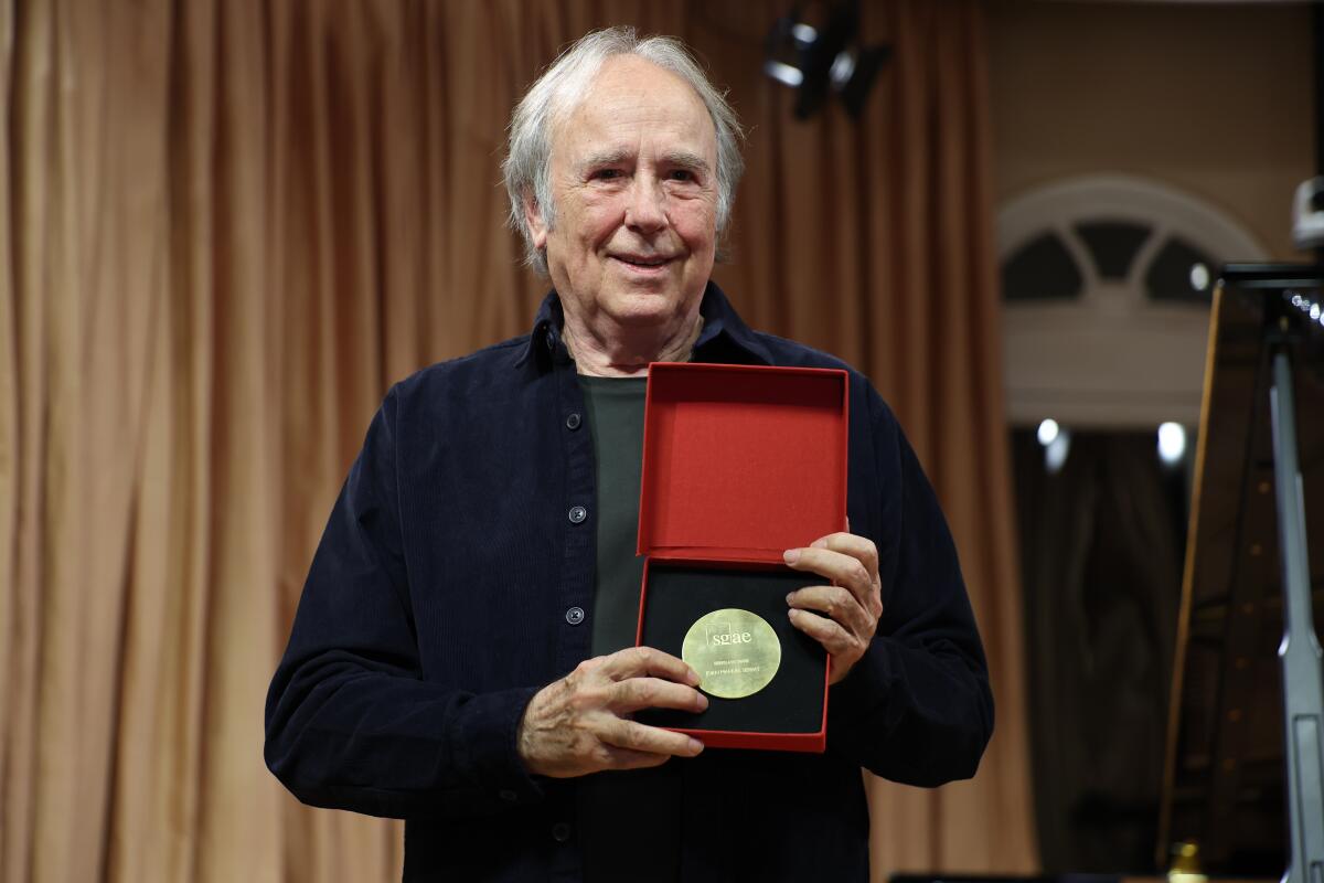 Joan Manuel Serrat cumple 80 años entre premios y homenajes