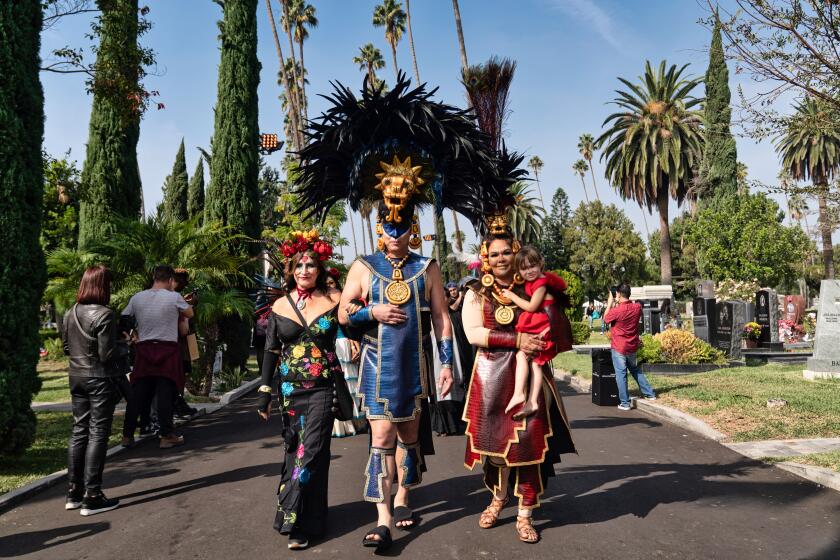 Un grupo de visitantes recorre las instalaciones del Hollywood Forever durante el festejo del 2021.