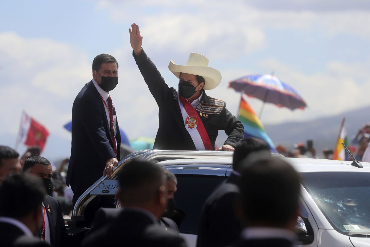 ARCHIVO - El presidente peruano Pedro Castillo llega a una ceremonia simbólica de juramento 