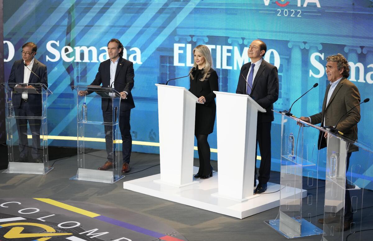 Los candidatos presidenciales, de izquierda a derecha, Gustavo Petro, Federico Gutiérrez y Sergio Fajardo, a la derecha