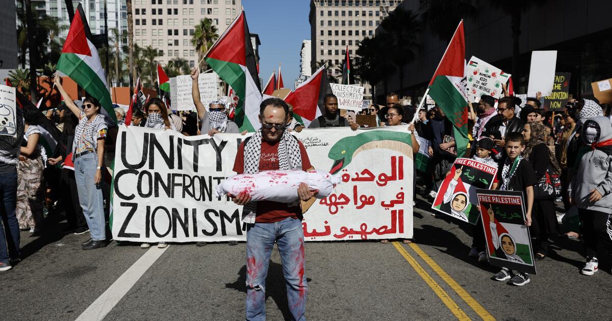 数千人在洛杉矶市中心集会，抗议以色列在加沙地带进行的空袭和地面战争