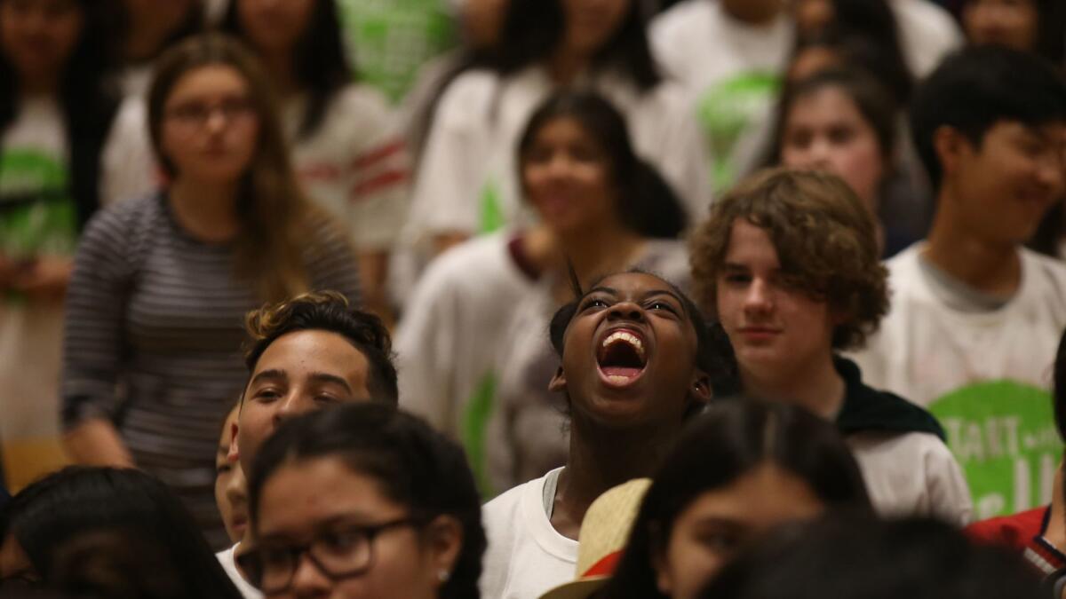 Alijah Haggins, de 13 años, grita ‘Hola’ durante el programa escolar de prevención de la violencia en la escuela Eagle Rock High School.