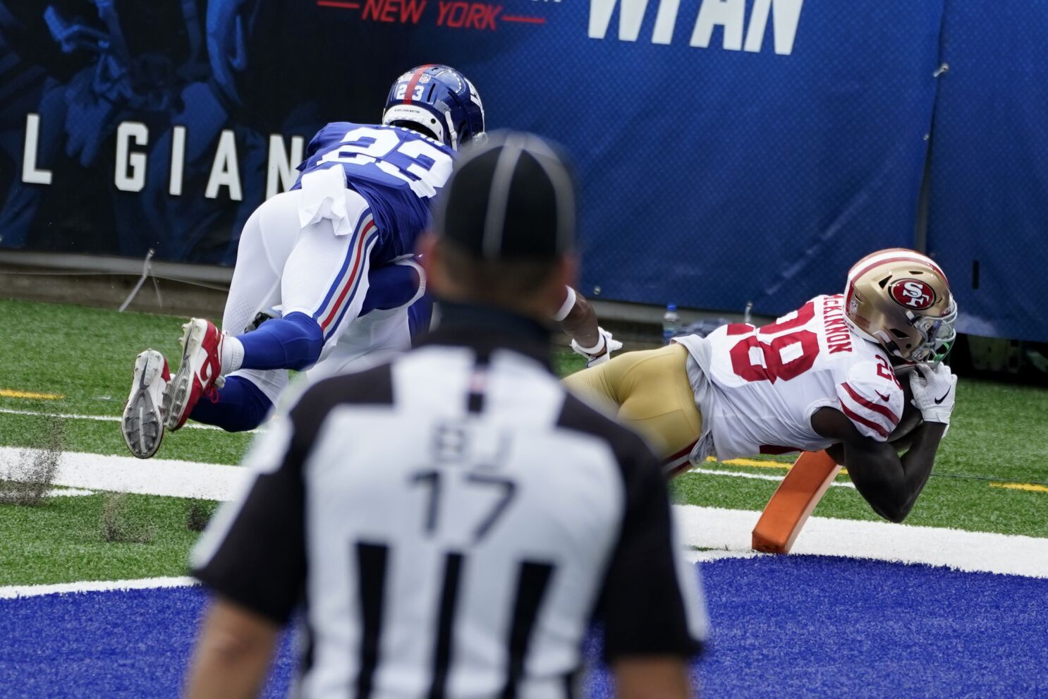 New York Giants quarterback Daniel Jones tackled by the turf after 80-yard  run