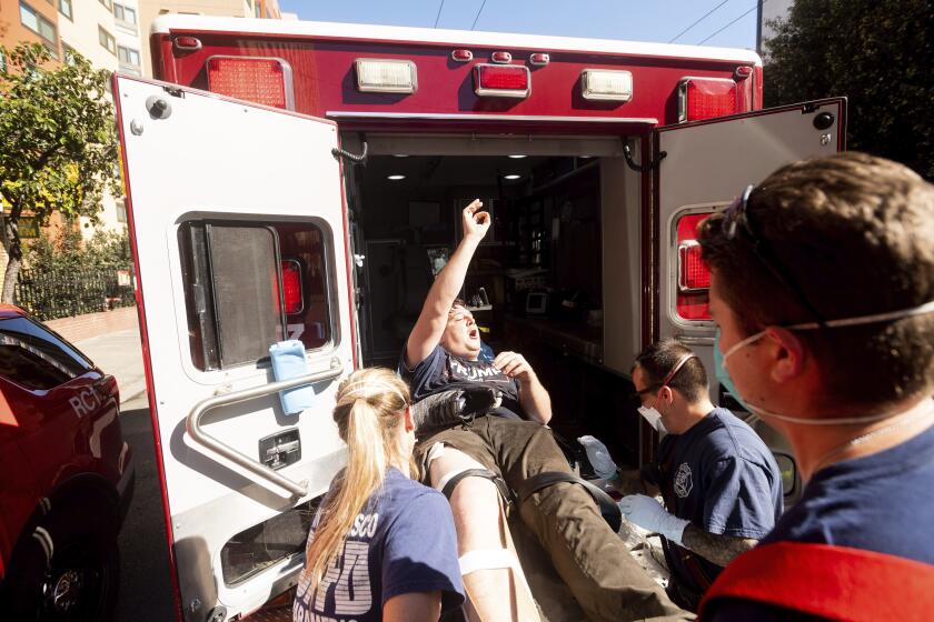 Un partidario del presidente Donald Trump que participaba en una manifestación con un reducido número de personas es subido a una ambulancia por paramédicos después de que contramanifestantes los agredieran en San Francisco, el sábado 17 de octubre de 2020. (AP Foto/Noah Berger)