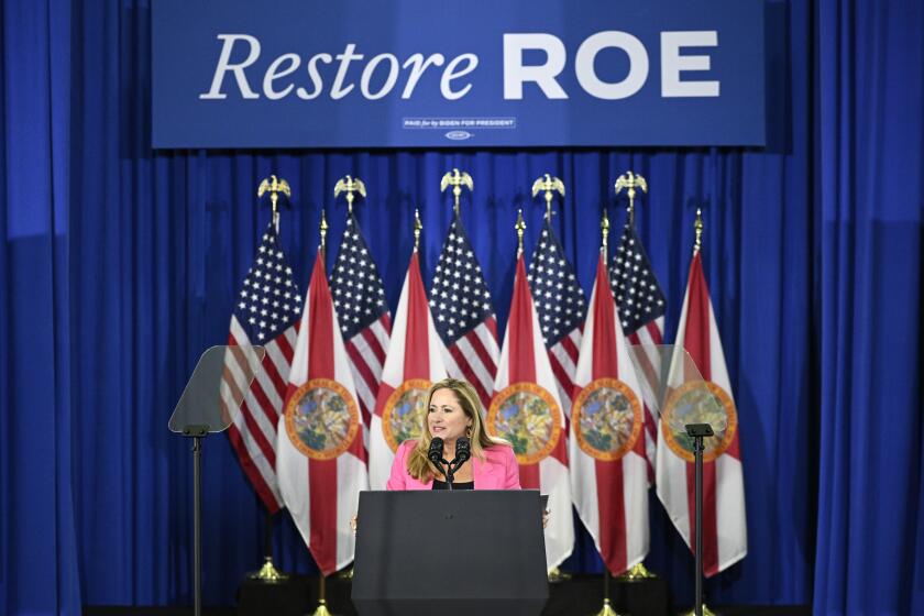 ARCHIVO - La exrepresentante Debbie Mucarsel-Powell, candidata demócrata al Senado de Estados Unidos, se dirige a los presentes, el 23 de abril de 2024, en Tampa, Florida. (AP Foto/Phelan M. Ebenhack, Archivo)
