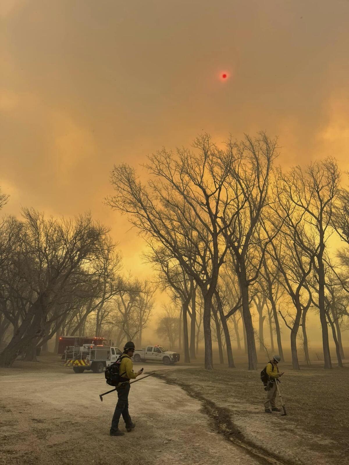 En esta foto suministrada por el departamento de bomberos de Flower Mound, Texas