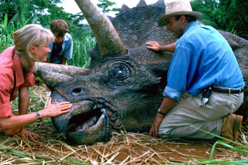 En esta imagen difundida por Universal Pictures, Laura Dern, Joseph Mazzello y Sam Neill, de izquierda a derecha, en una escena de la película de 1993 “Jurassic Park”. (Universal Pictures via AP)