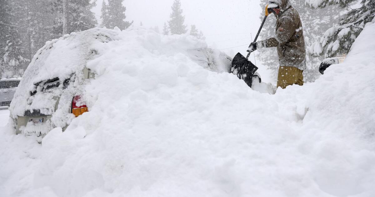 Les domaines skiables sont fermés alors que le blizzard frappe la Sierra Nevada