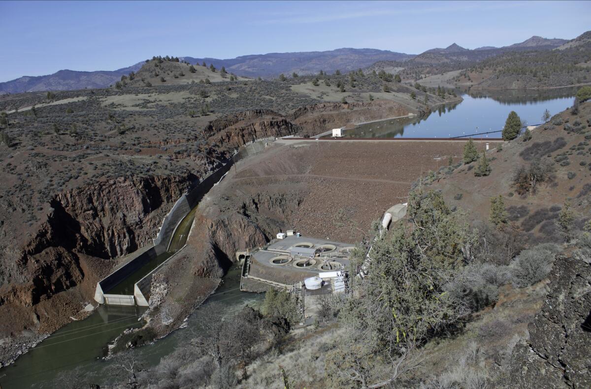 vista de la represa hidroeléctrica Iron Gate Dam, en la parte baja del río Klamath,