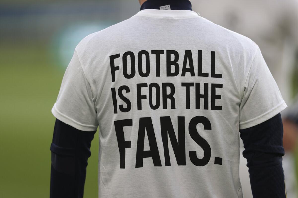 Un jugador del Leeds United porta una camiseta con el mensaje "El fútbol es para los aficionados" 