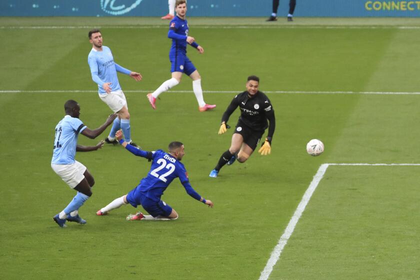 El volante de Chelsea anota un gol vontra Manchester City en semifinales de la Copa FA el sábado, 17 de abril del 2021, en Londres. Chelsea ganó 1-0. (Adam Davy, Pool vía AP)