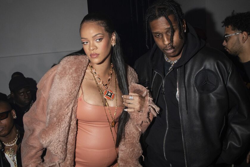 ARCHIVO - Rihanna, izquierda, y ASAP Rocky en el desfile de confección de Off-White otoño invierno 2022-2023 en París el 28 de febrero de 2022. Ahora, en su tercer trimestre de embarazo, la estrella musical y empresaria de moda y belleza no se ha ocultado bajo ropa holgada de maternidad desde que ella y su novio A$AP Rocky anunciaron a finales de enero que esperaban un bebé. Rihanna ha ido a las semanas de la moda de Milán y París con toda una variedad de prendas de vestir para presumir su pancita. (Foto Vianney Le Caer/Invision/AP, archivo)