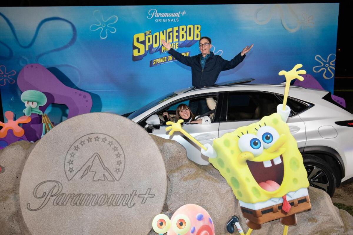 Tom Kenny (arriba) durante la premiere 'sobre ruedas' de "Sponge on the Run".