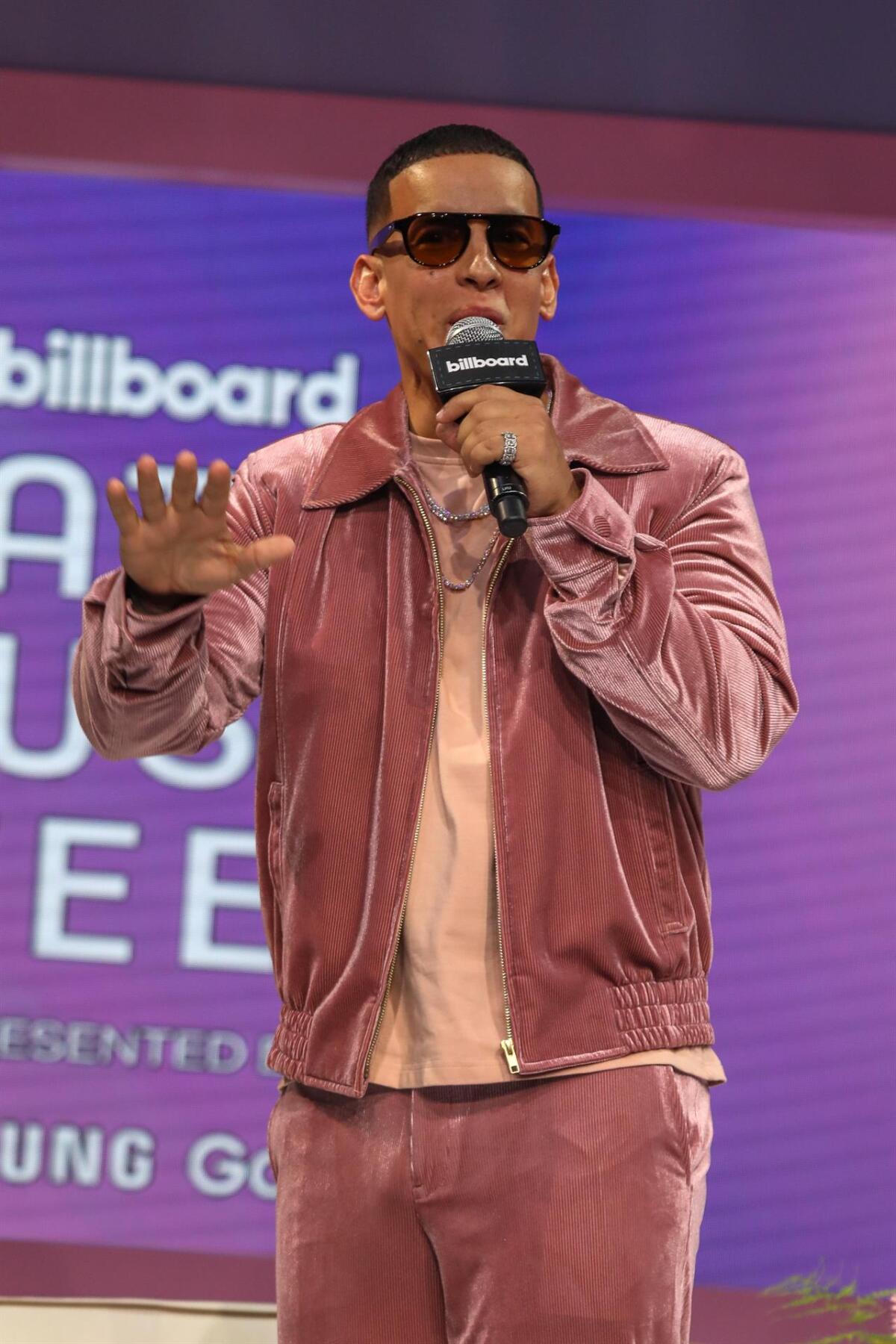 Daddy Yankee se posiciona en el sitial de honor del género urbano sin problema y con "Problema".
