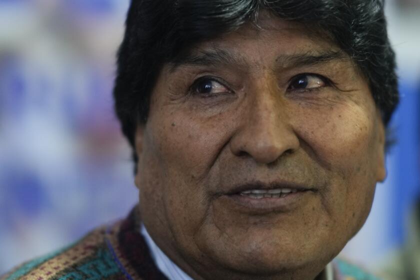 ARCHIVO - Evo Morales, expresidente y actual presidente del partido MAS, da una conferencia de prensa en La Paz, Bolivia, el 11 de abril de 2024. (AP Foto/Juan Karita, Archivo)