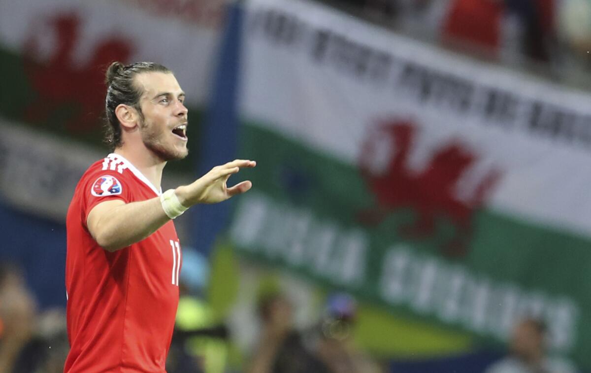 El atacante de Gales Gareth Bale celebra la victoria 3-0 ante Rusia en la Eurocopa, en Tolosa, Francia, el lunes 20 de junio de 2016.