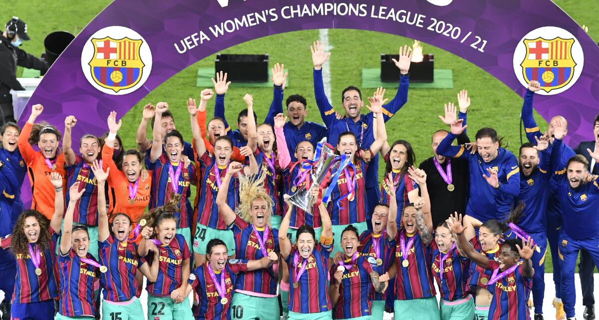 Las jugadoras del Barcelona celebran tras vencer a Chelsea en la final de la Liga de Campeones femenina