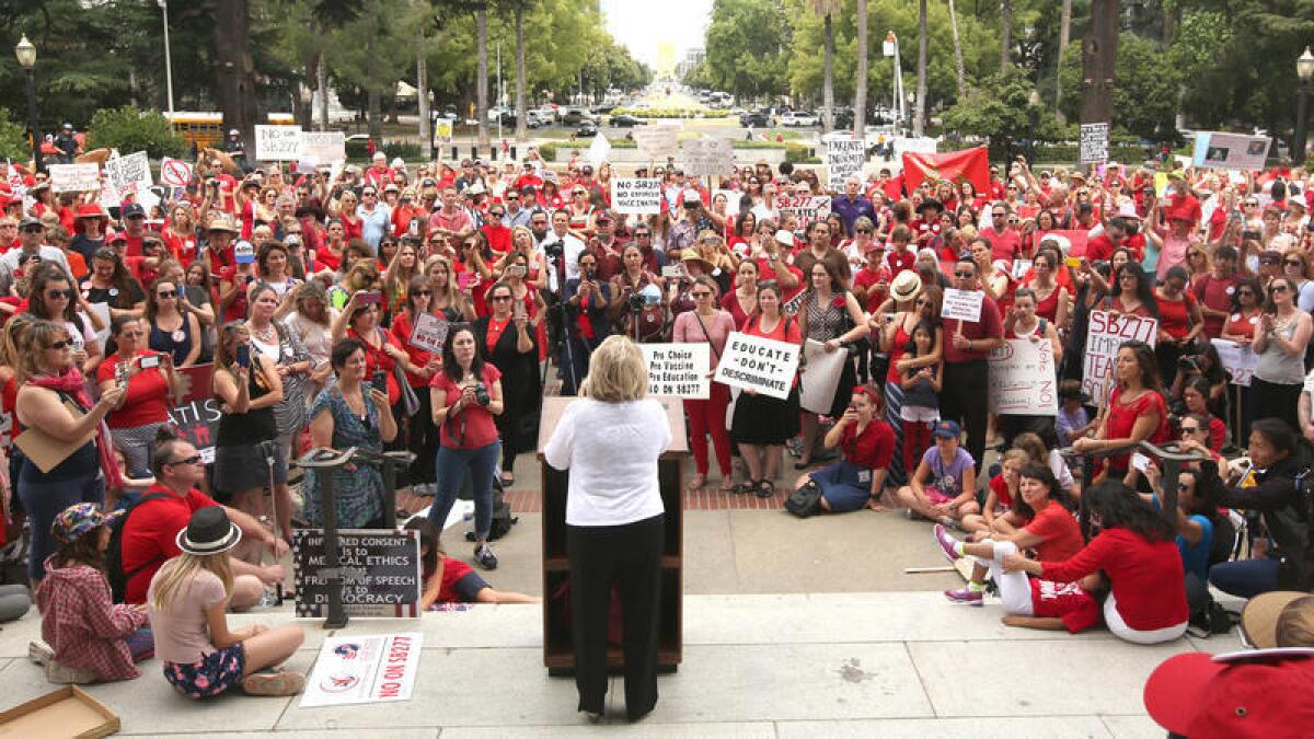 El mes pasado, los opositores de la nueva ley de vacunación de California se manifiestan en el Capitolio en Sacramento, antes de que la legislatura votara para aprobar la medida.