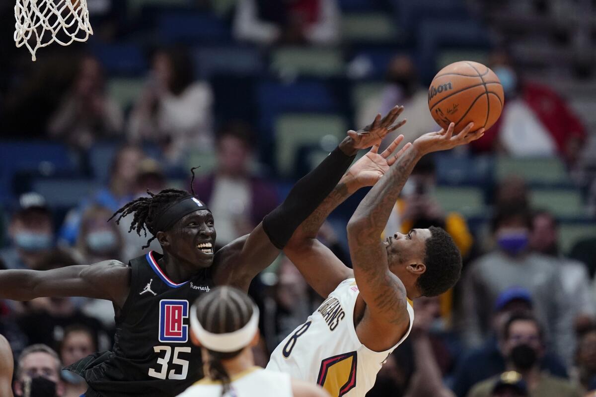 New Orleans Pelicans forward Naji Marshall (8) shoots against Los Angeles Clippers.