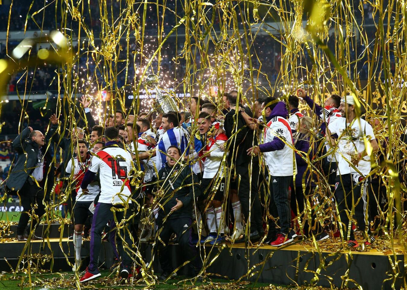 Los jugadores del River Plate celebran el triunfo de la final de la Copa Libertadores al ganar 3 a 1 al Boca Juniors durante el encuentro jugado en el estadio Santiago Bernabéu.