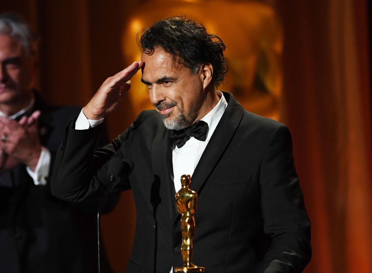 Alejandro G. Inarritu recibe su "Special Award Oscar" en la 9th Annual Governors Awards gala.