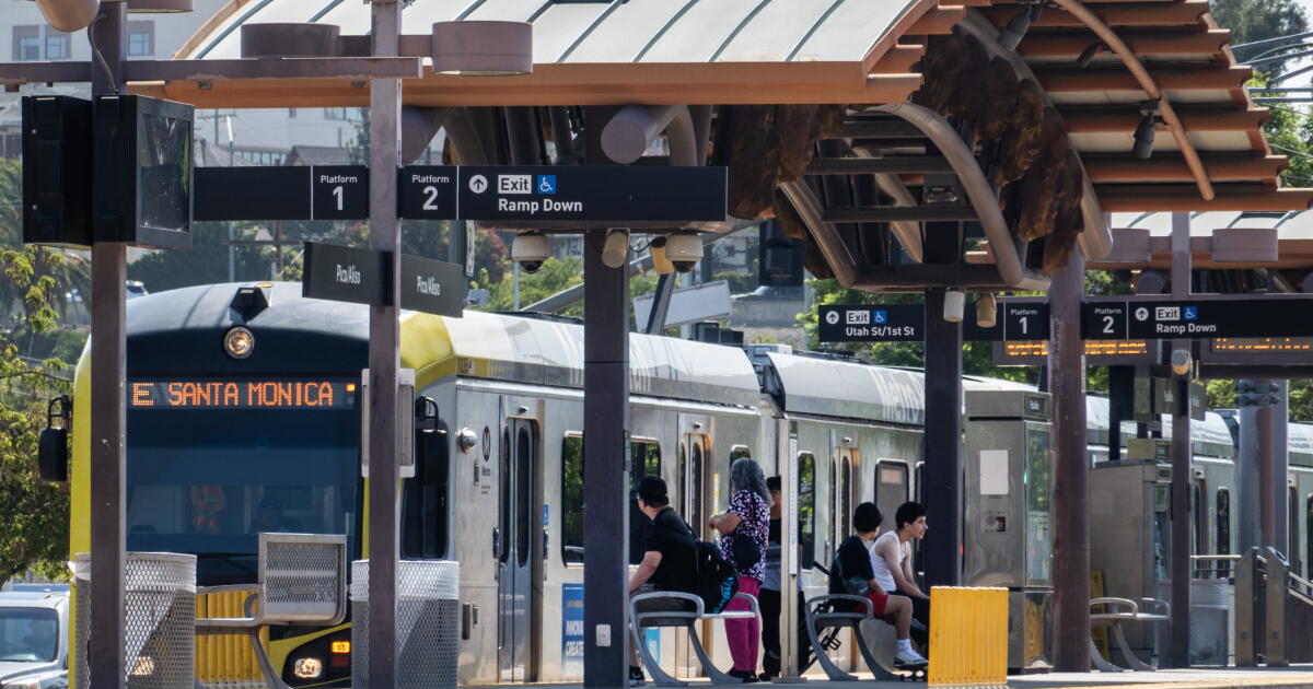 Jr Metro Ride Over 400,000 L.A. students enrolled in Metro free ride program - Los ...