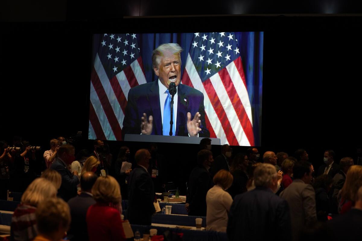 ARCHIVO -  una pantalla muestra al entonces presidente estadounidense Donald Trump 