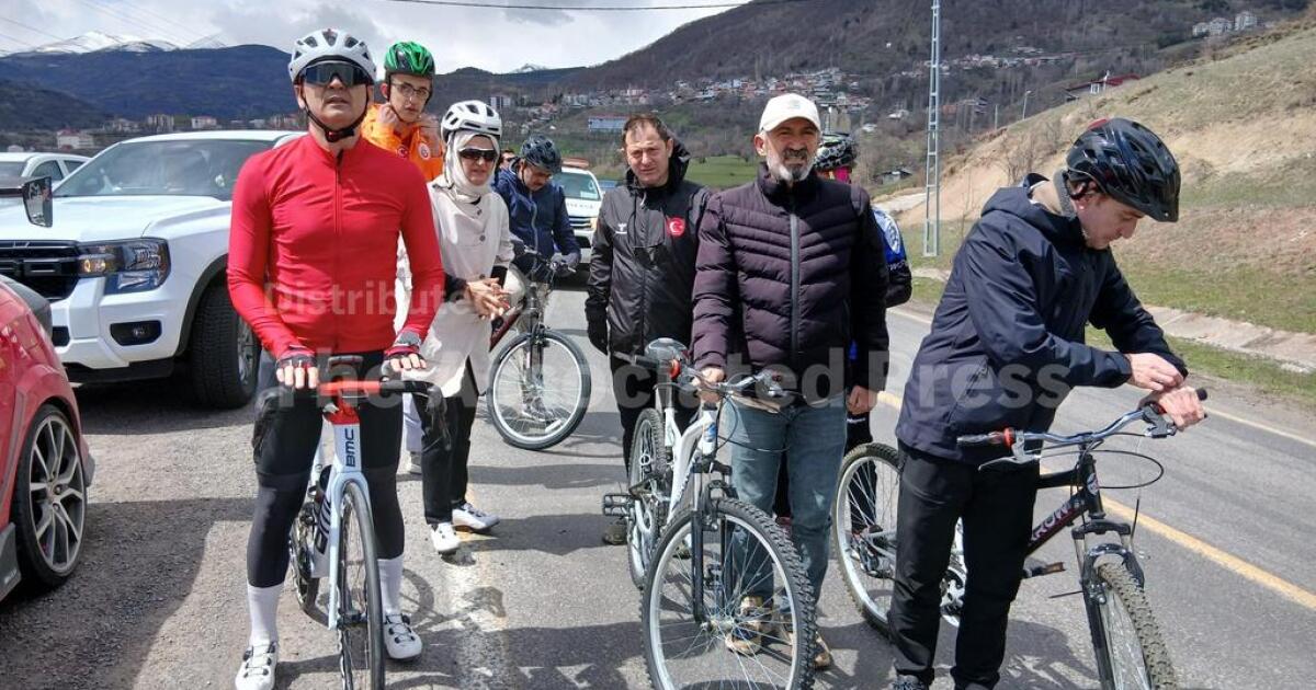 Le gouverneur turc a posé pour des photos dans un short de cyclisme confortable