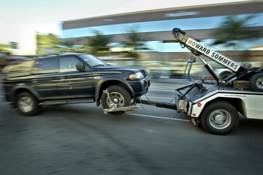 Ricardo DeAratanha 805 653–752 –– – Digital Image taken on Wednesday, 11/3/2004, Encino, CA – Photo by Ricardo DeAratanha/Los Angeles Times –– A vehicle being impounded on Ventura Blvd. The city has decided to get tougher than ever on people who park their cars on rush hour tow–away zones. Tired of playing cat and mouse games with the motorists who parks their car for 5 minutes to pick up clothes from the cleaners––but who end up bottlenecking traffic––parking enforcement is vowing to do a full–court press on these traffic scofflaws.