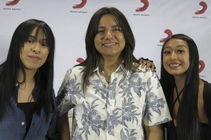 Ashlee, izquierda, Liz, centro, y Sandra del trío de música regional mexicana Conexión Divina posan para un retrato en la Ciudad de México el miércoles 3 de mayo de 2023. Conexión Divina lanzó su álbum debut "Tres Mundos". (Foto AP/Berenice Bautista)