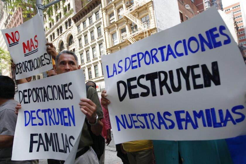 Manifestantes muestran pancartas 