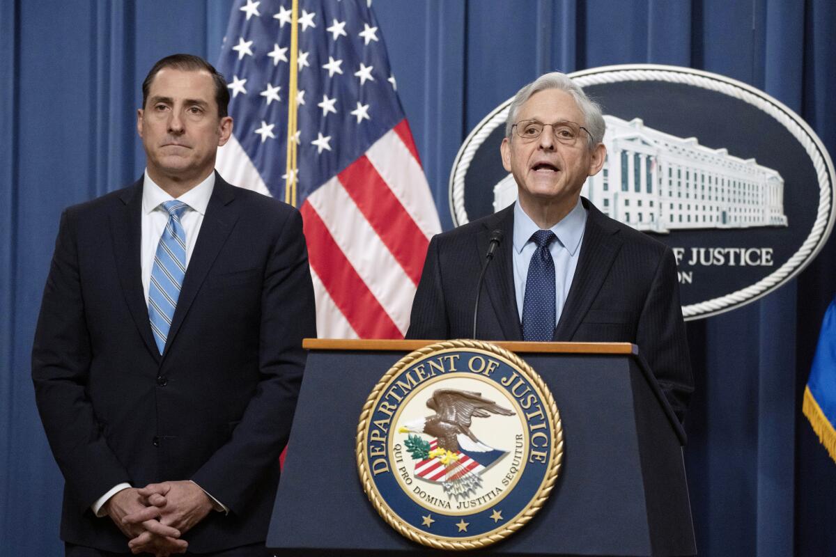 El secretario de Justicia de EEUU Merrick Garland (d) en conferencia de prensa en Washington