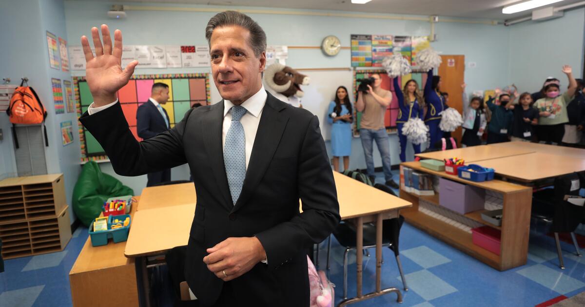 O que o superintendente do LAUSD, Alberto Carvalho, sabia durante a operação do FBI