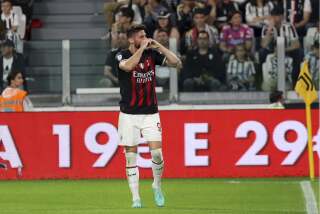 Olivier Giroud del AC Milan celebra después de que anotó el gol de la victoria de su equipo ante la Juventus en la Serie A el domingo 28 de mayo del 2023. (Tano Pecoraro/LaPresse via AP)