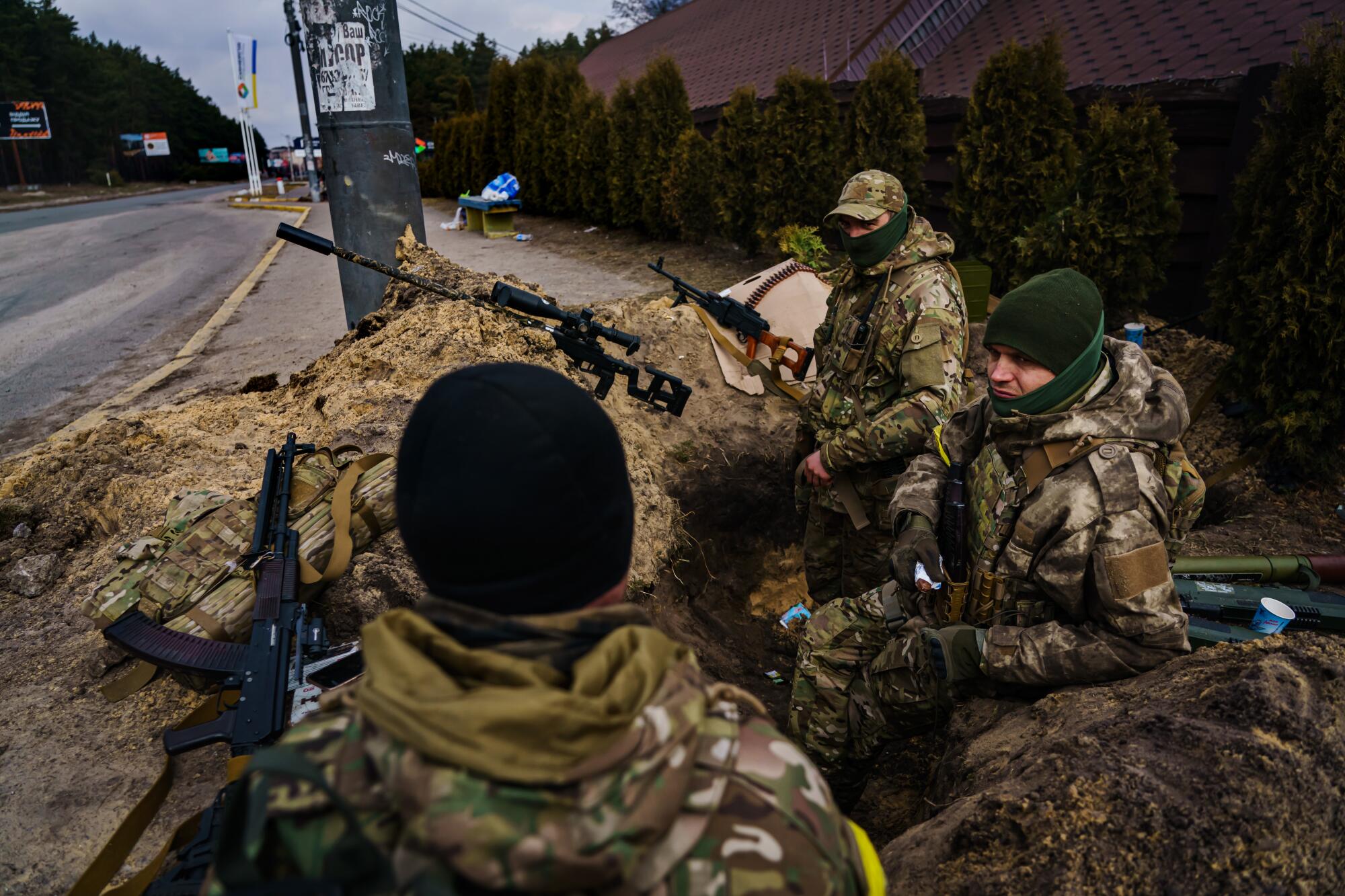 Ukrainian soldiers stand ready