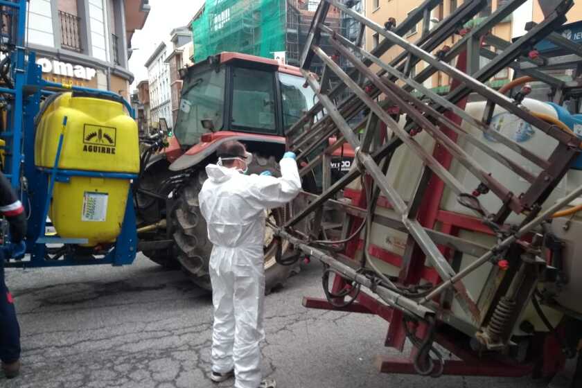 Decenas de tractores fumigan comercios y calles rurales para combatir la pandemia que ha cobrado miles de vidas en Espa?a. Alrededor del 25% de la población en los campos de Espa?a tienen más de 65 a?os.