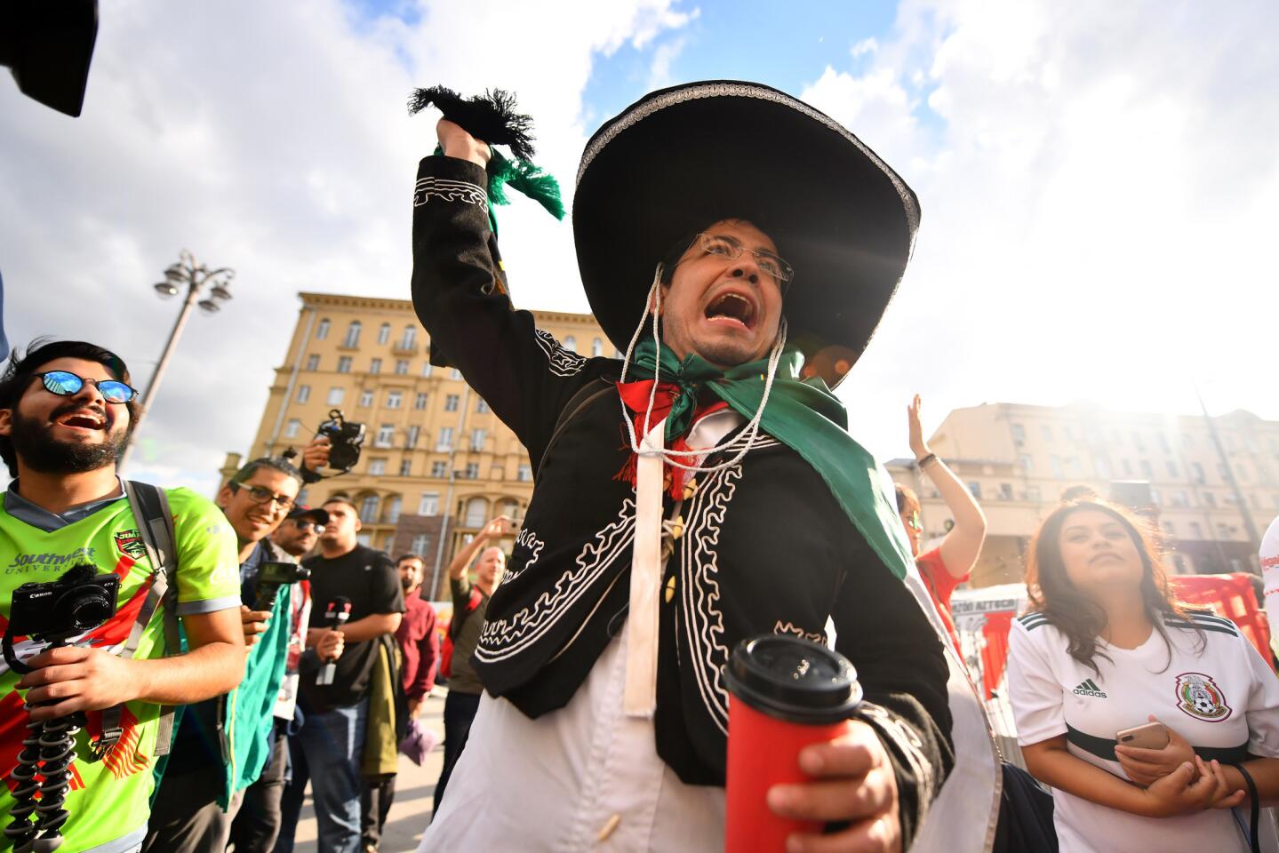 Un mariachi mexicano lidera los cánticos de sus compatriotas en Moscú.
