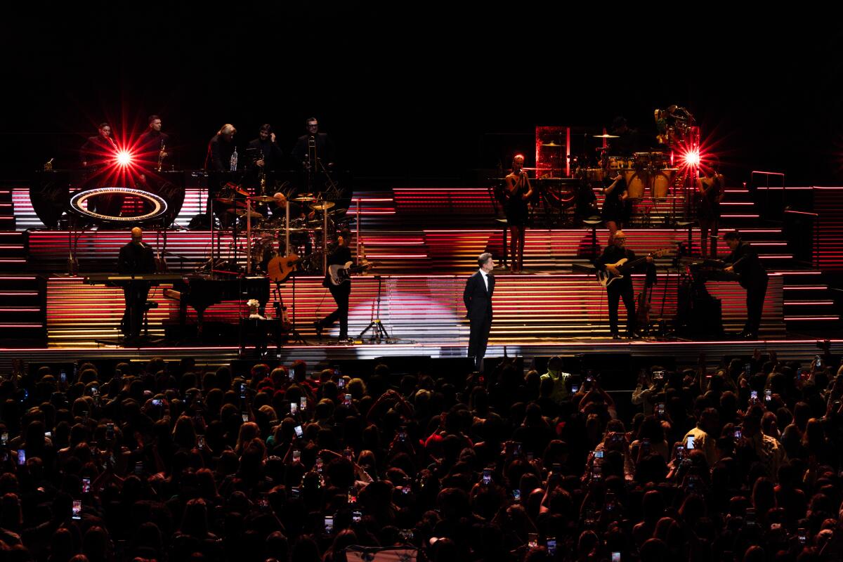 Luis Miguel durante sus actuación en el Movistar Arena de Buenos Aires, Argentina, en el inicio de gira.