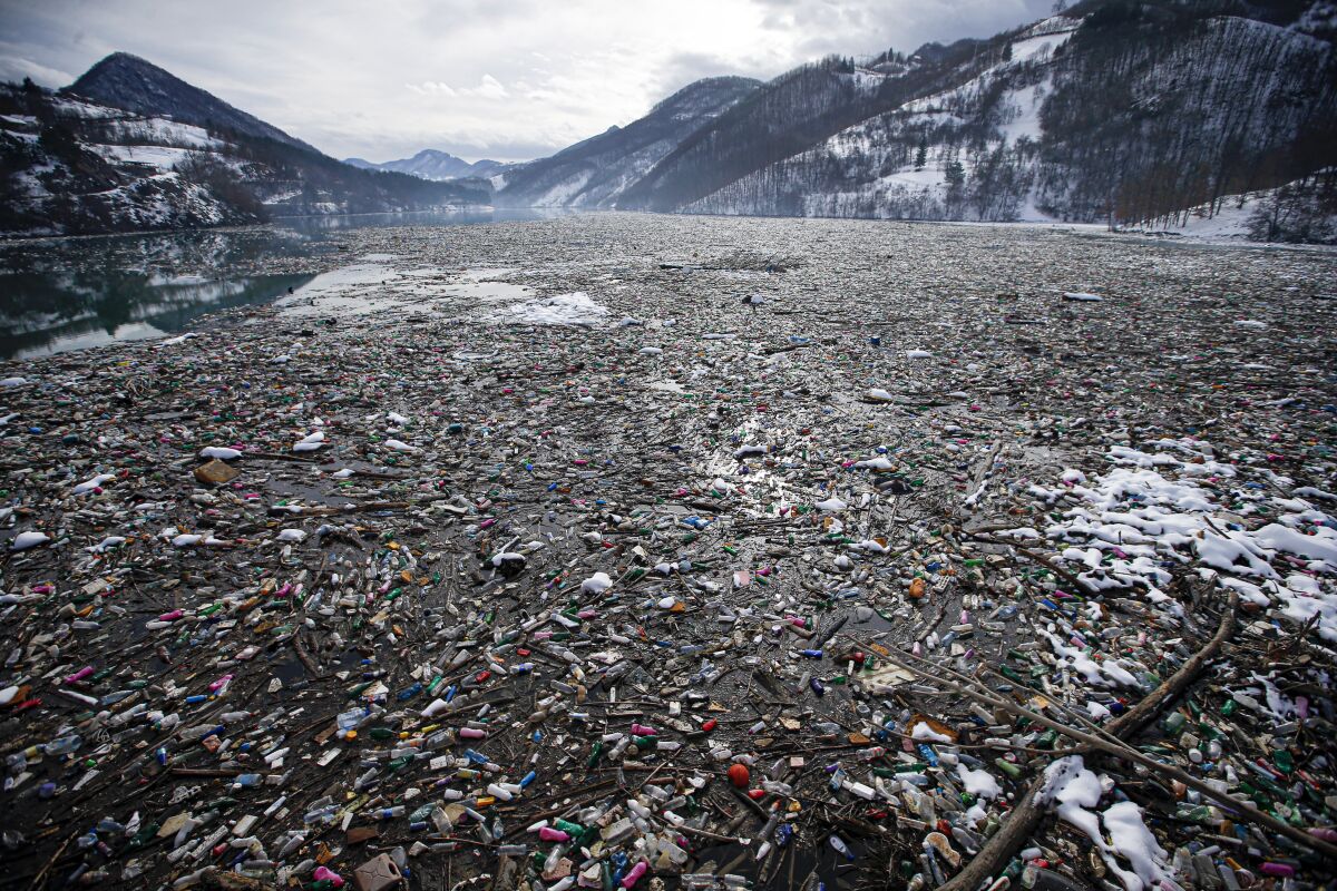 botellas de plástico y otros desechos flotan en el lago Potpecko, 