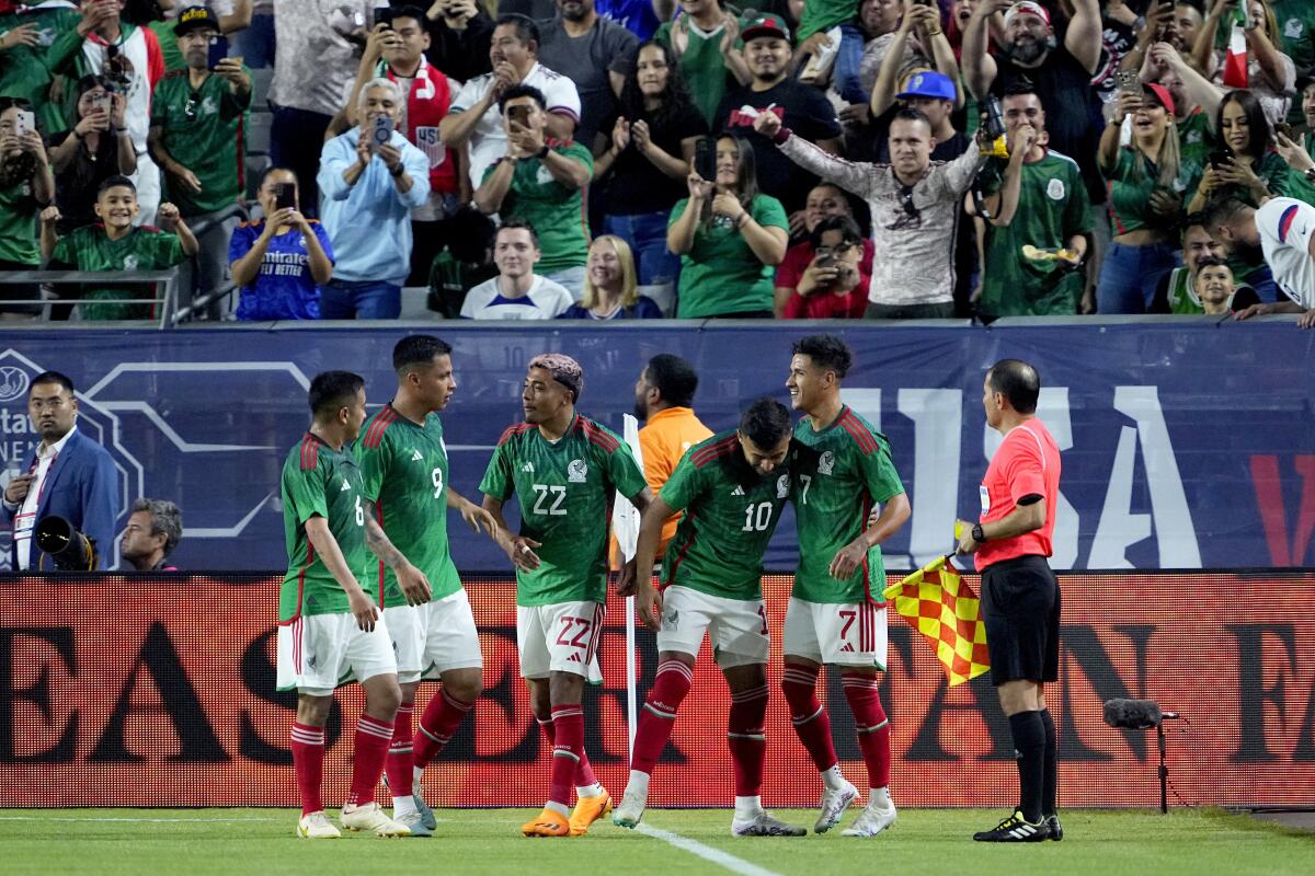 Los jugadores de México celebran el gol de Uriel Antuna (7) en el amistoso contra Estados Unidos