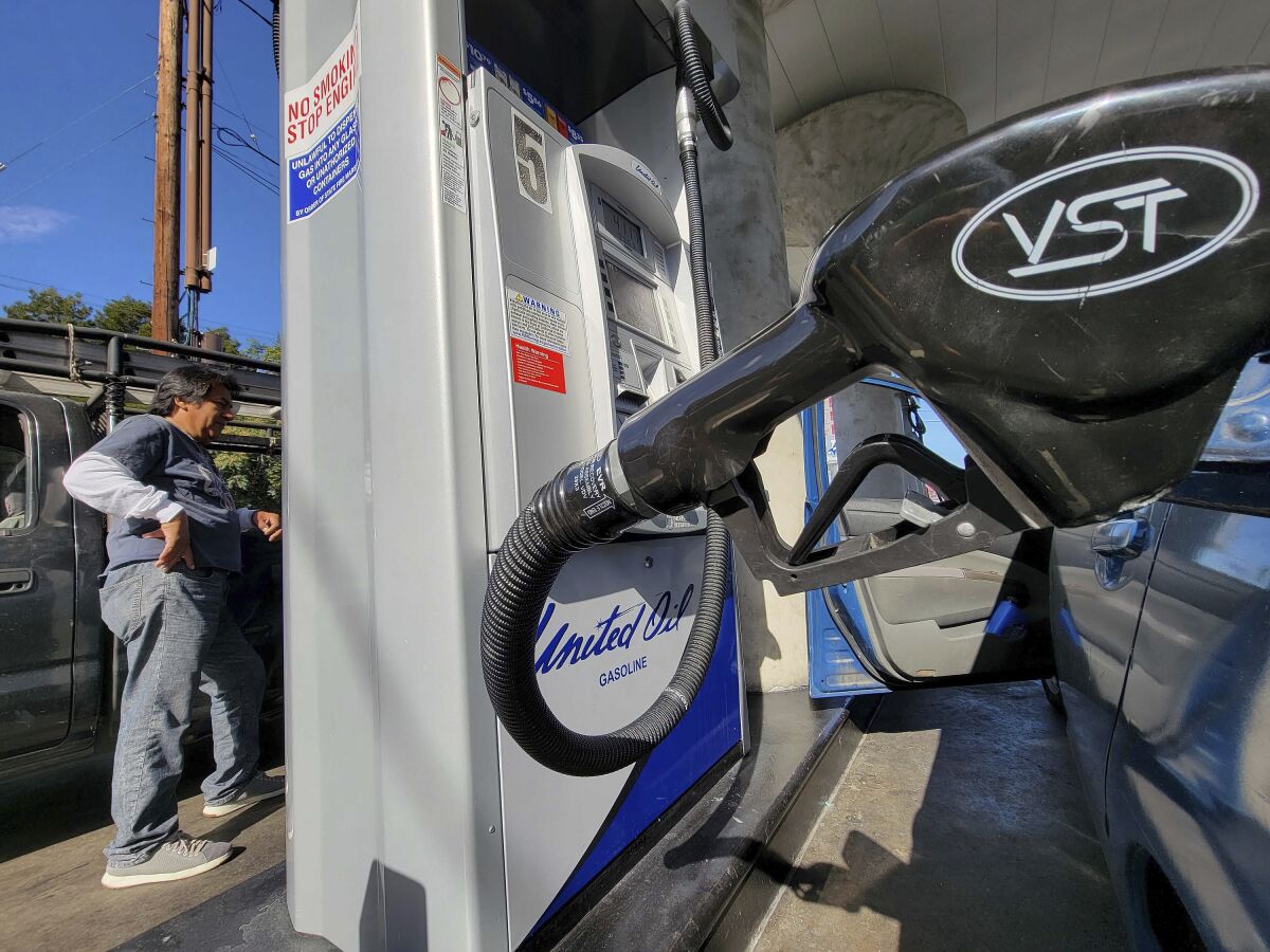 Un automovilista recarga su vehículo en una gasolinera United Oil el viernes 12 de agosto de 2022, en Los Ángeles. 