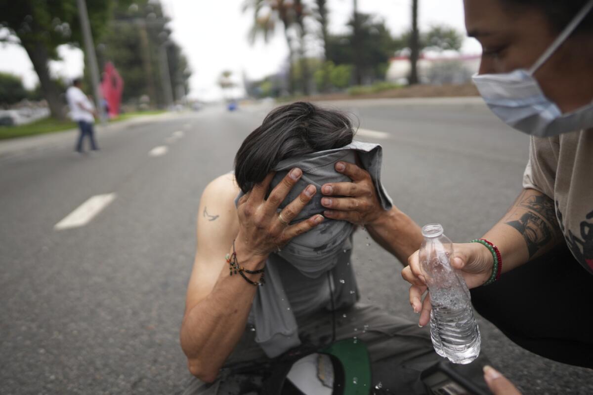 Los manifestantes ayudan