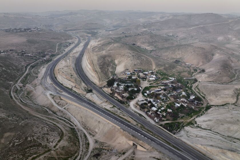 Esta vista aérea muestra la aldea beduina de Khan al-Ahmar el martes 24 de enero de 2023, en Cisjordania. (AP Foto/Oded Balilty)