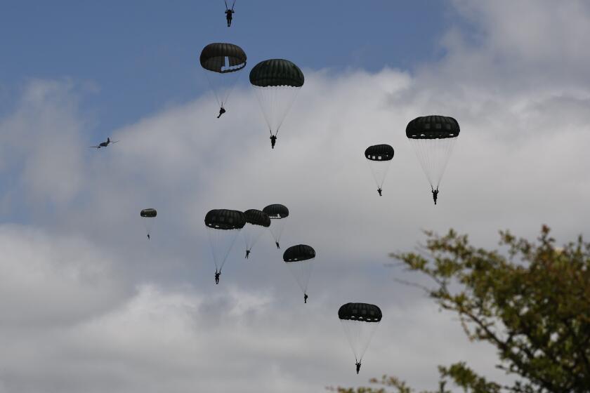Paracaidistas descienden en Carentan-Les-Marais, en Normandía, Francia, el sábado 2 de junio de 2024. (AP Foto/Jeremias Gonzalez)