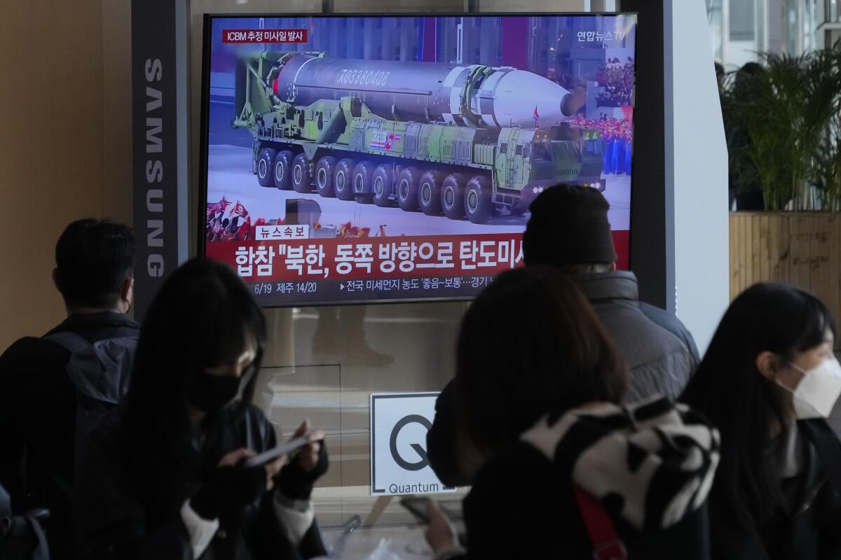 Una pantalla de televisión donde se emite un noticiario muestra una imagen de archivo de un misil norcoreano