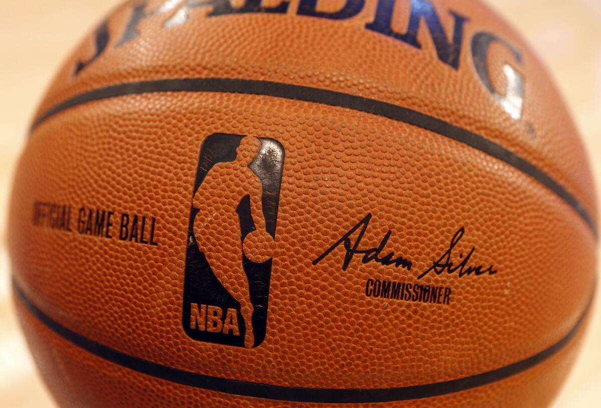 ARCHIVO - El logo de la NBA aparece en el balón oficial previo a un partido de baloncesto el 1 de febrero de 2014