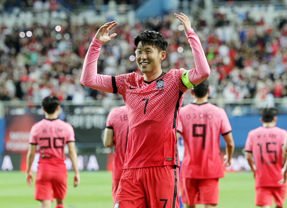 Son Heung-min celebra tras anotar un gol en la victoria 2-0 de Corea del Sur ante Chile 