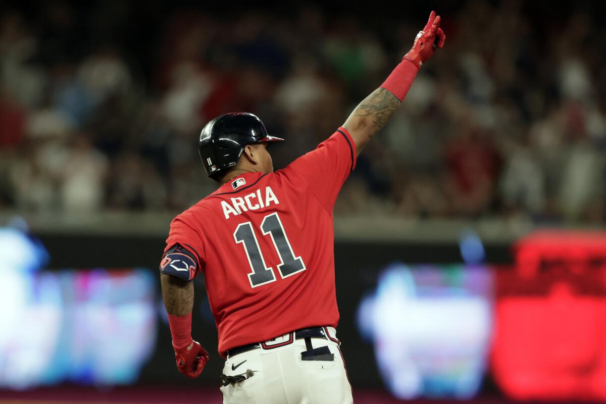 Orlando Arcia, de los Bravos de Atlanta, celebra tras disparar un bambinazo