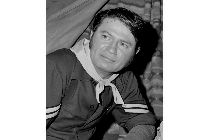 ARCHIVO - En esta foto del 2 de diciembre de 1966, el actor Larry Storch, uno de los protagonistas de la serie "F Troop", posa durante la filmación de un episodio en los estudios de Warner Brothers en Los Ángeles. Storch murió el viernes 8 de julio de 2022 de causas naturales. Tenía 99 años. (Foto AP/David F. Smith, archivo)